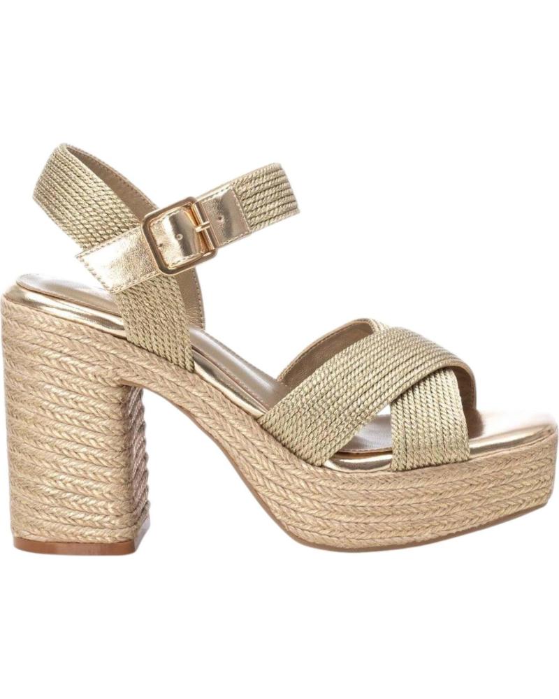 XTI SANDALIA DE TACÓN CON PLATAFORMA Y TIRAS CRUZADAS ORO